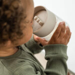 Taza de aprendizaje 360 Tiny Farm azul - Imagen 4